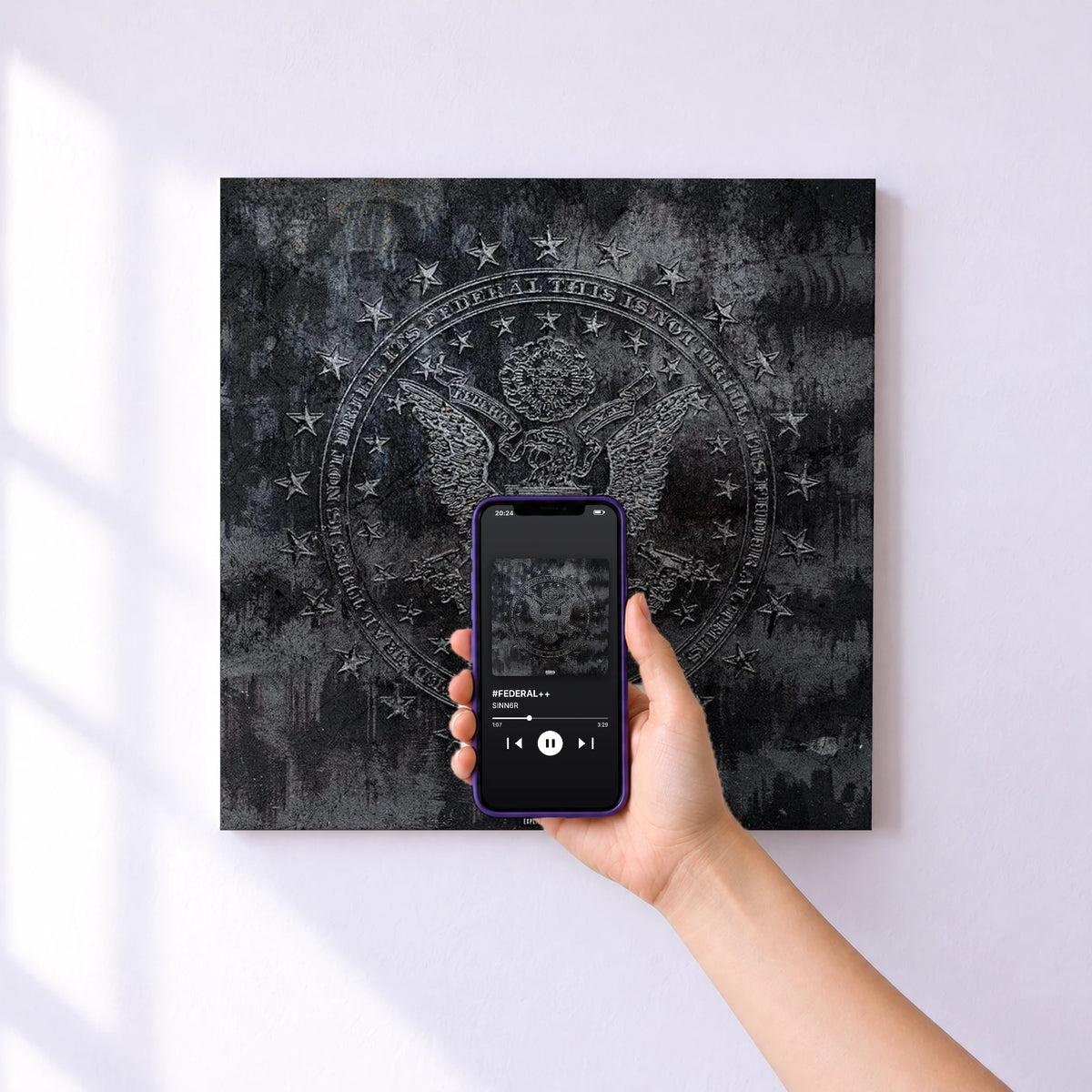 Affiche connectée #FEDERAL++ de SINN6R au mur : l'album se lance en approchant le téléphone