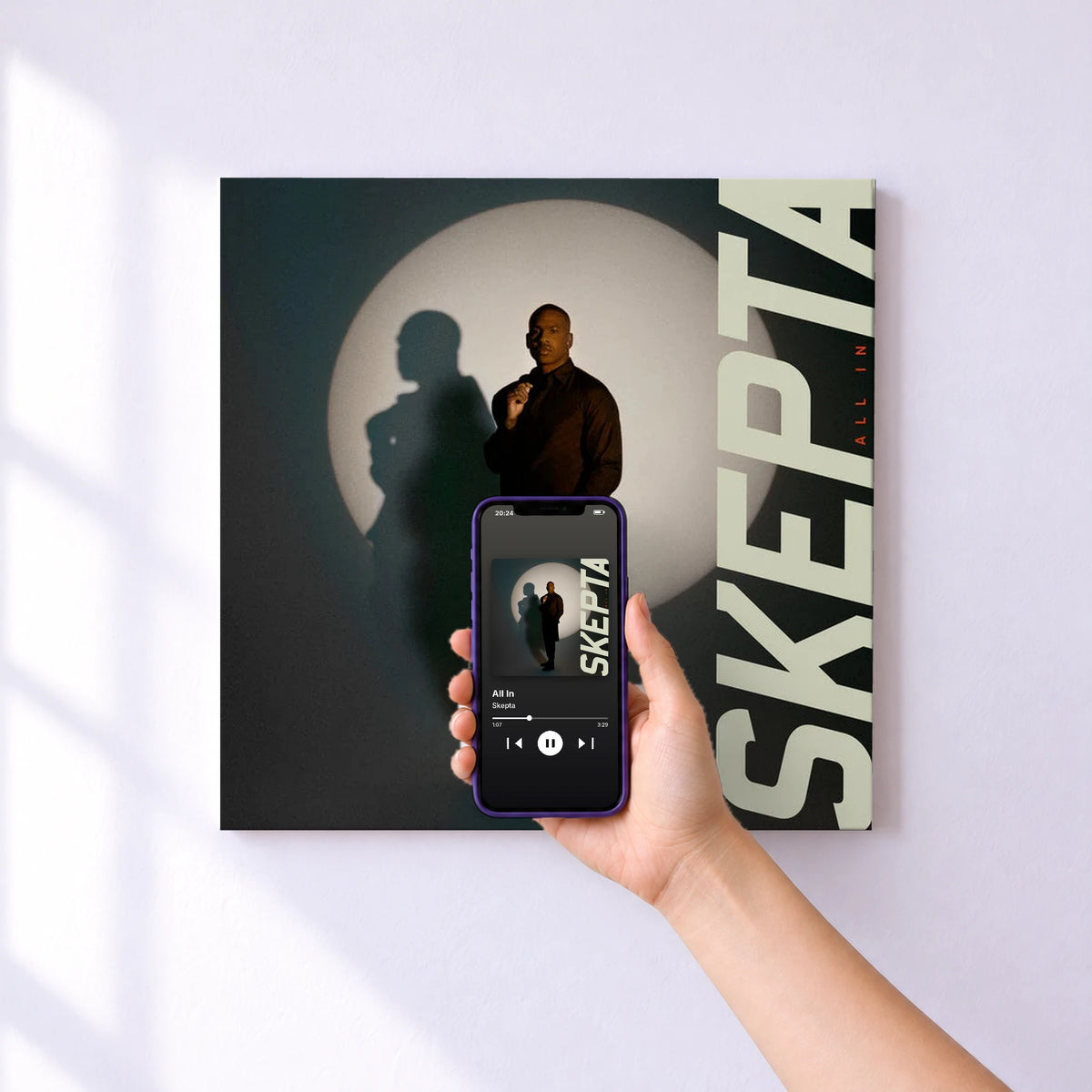 Affiche connectée All In de Skepta au mur : l'album se lance en approchant le téléphone