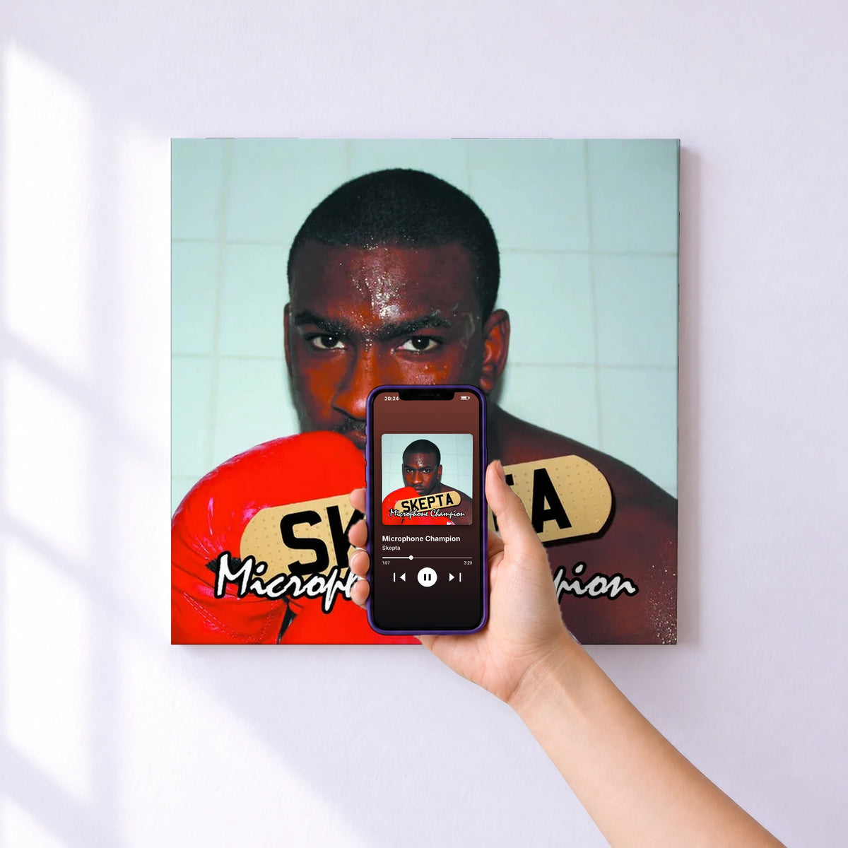 Affiche connectée Microphone Champion de Skepta au mur : l'album se lance en approchant le téléphone