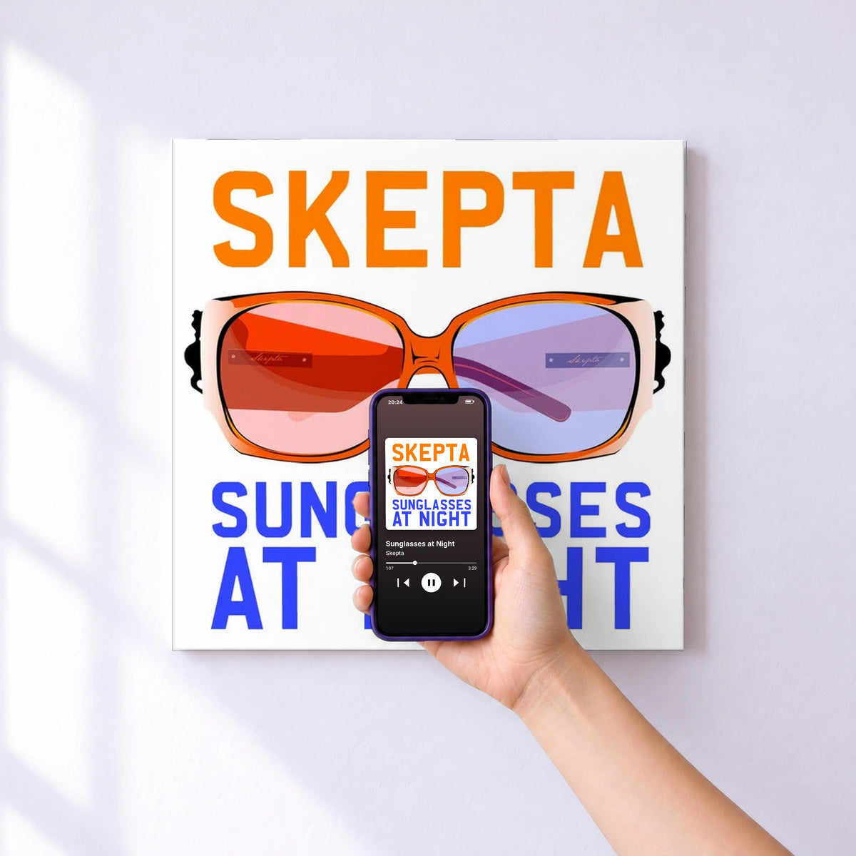 Affiche connectée Sunglasses at Night de Skepta au mur : l'album se lance en approchant le téléphone