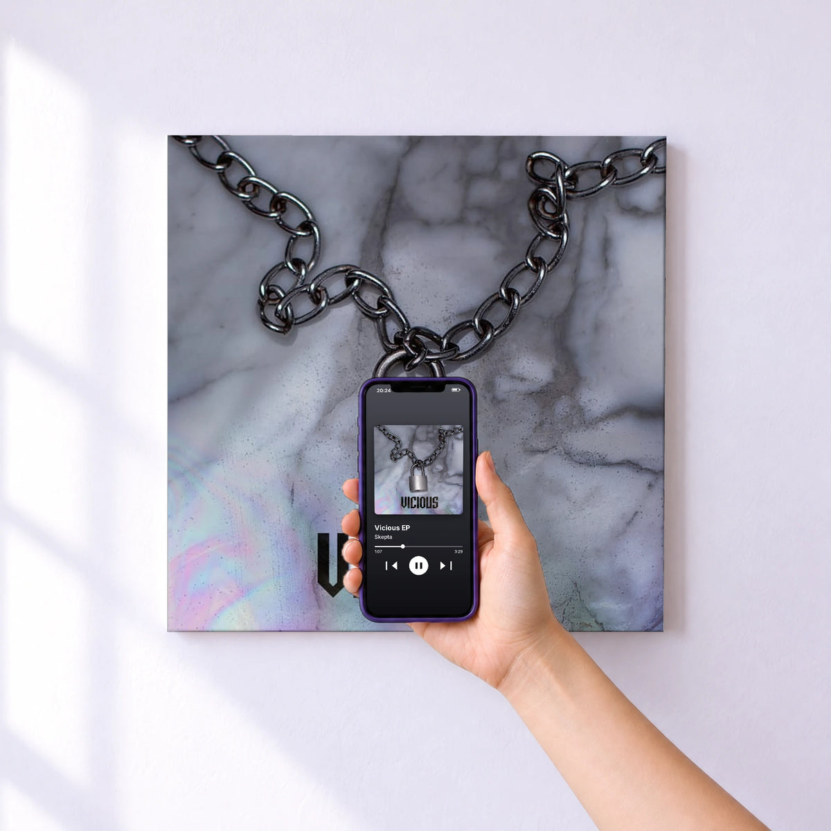 Affiche connectée Vicious EP de Skepta au mur : l'album se lance en approchant le téléphone