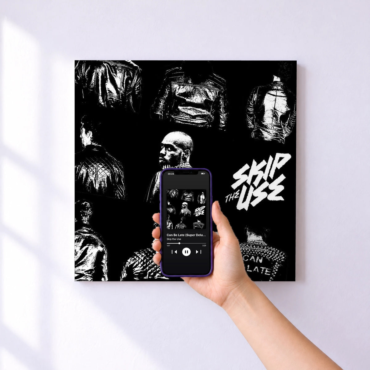 Affiche connectée Can Be Late (Super Deluxe Version) de Skip the Use au mur : l'album se lance en approchant le téléphone