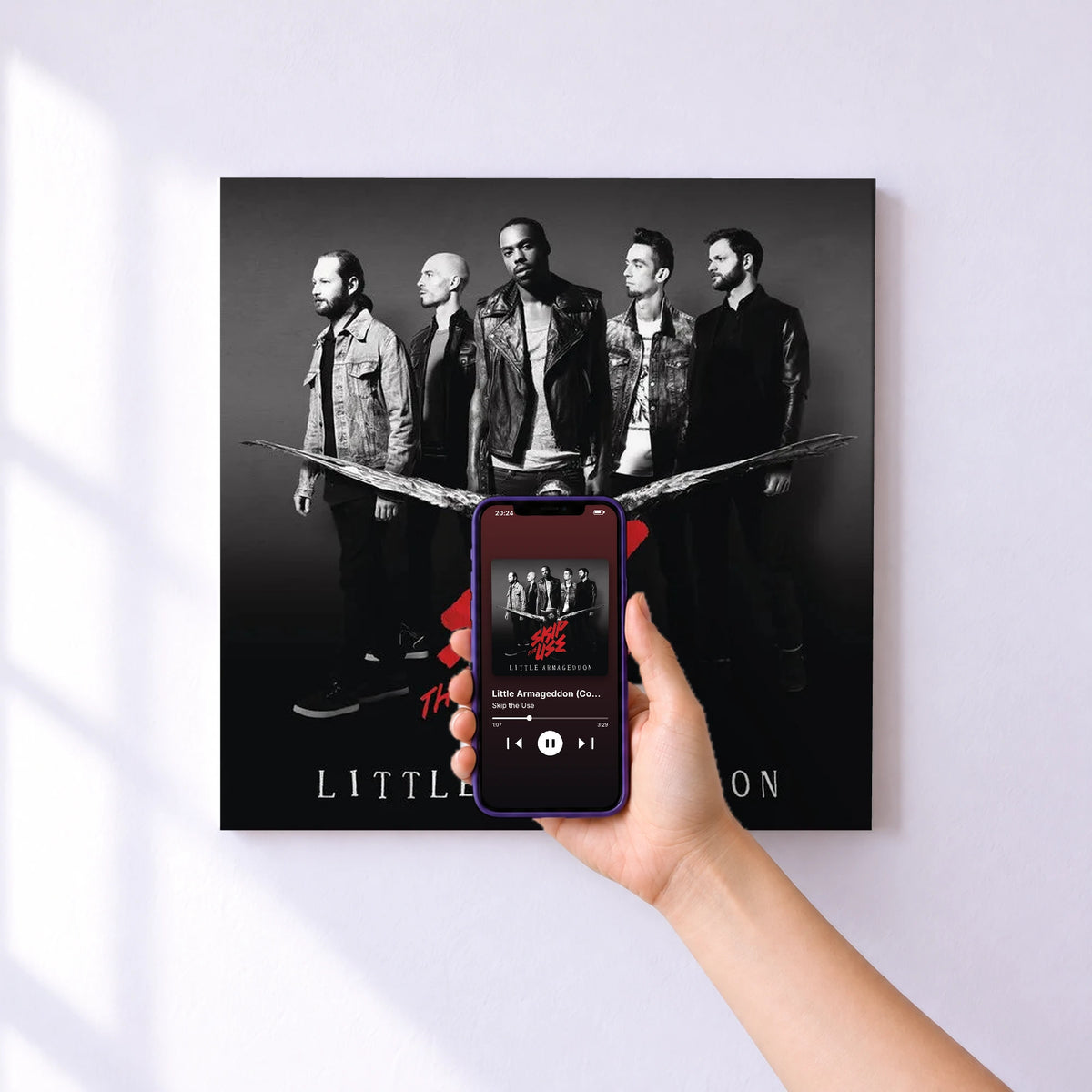 Affiche connectée Little Armageddon (Commentaires Audio) [Deluxe] de Skip the Use au mur : l'album se lance en approchant le téléphone