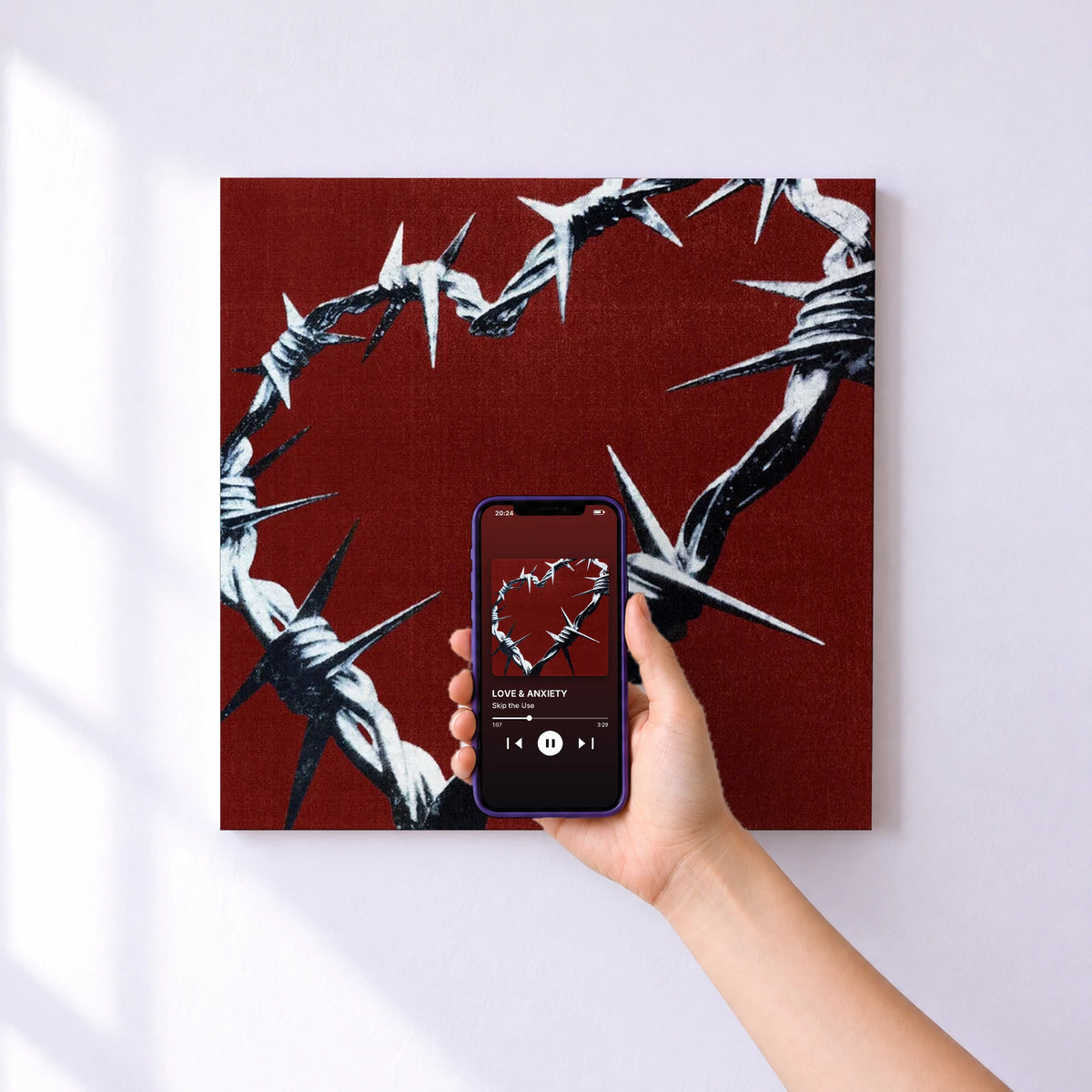 Affiche connectée LOVE & ANXIETY de Skip the Use au mur : l'album se lance en approchant le téléphone