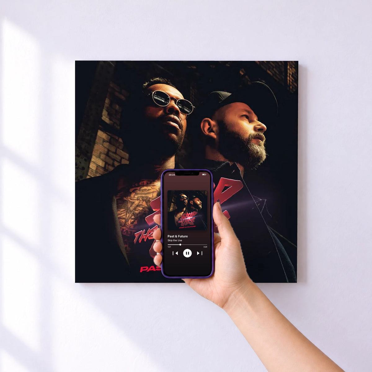 Affiche connectée Past & Future de Skip the Use au mur : l'album se lance en approchant le téléphone