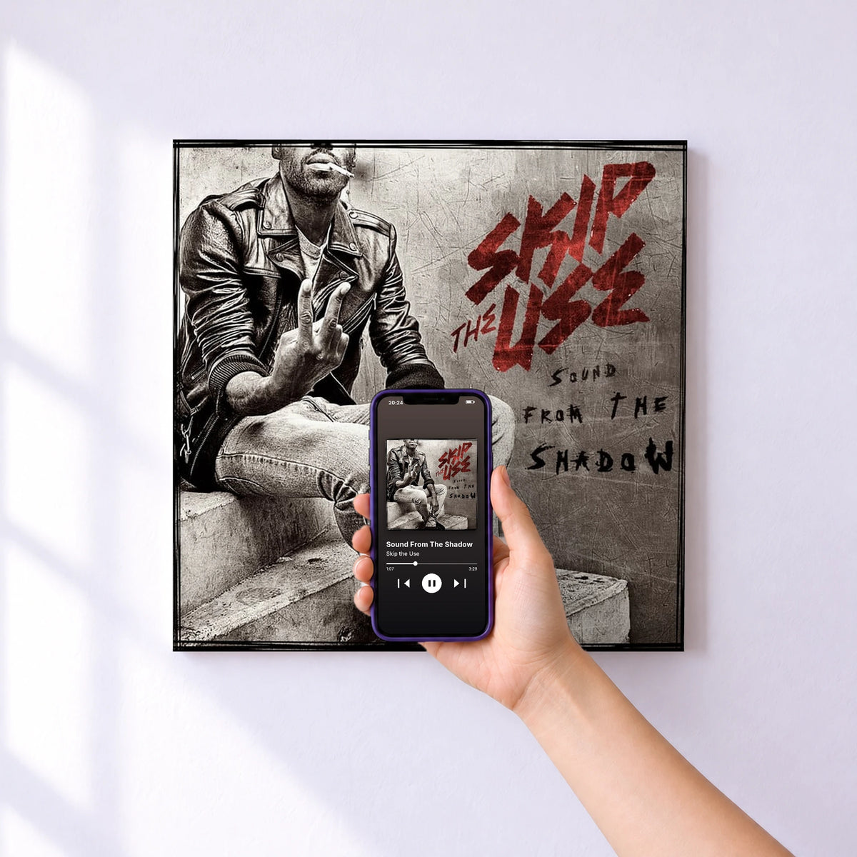 Affiche connectée Sound From The Shadow de Skip the Use au mur : l'album se lance en approchant le téléphone