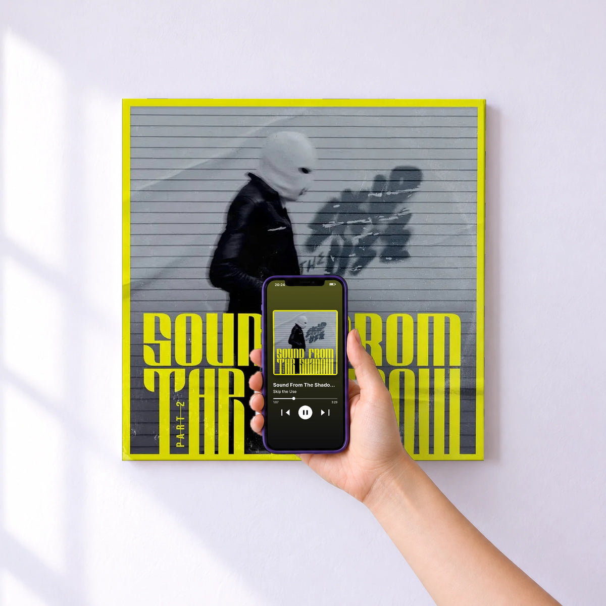 Affiche connectée Sound From The Shadow, Pt. 2 de Skip the Use au mur : l'album se lance en approchant le téléphone