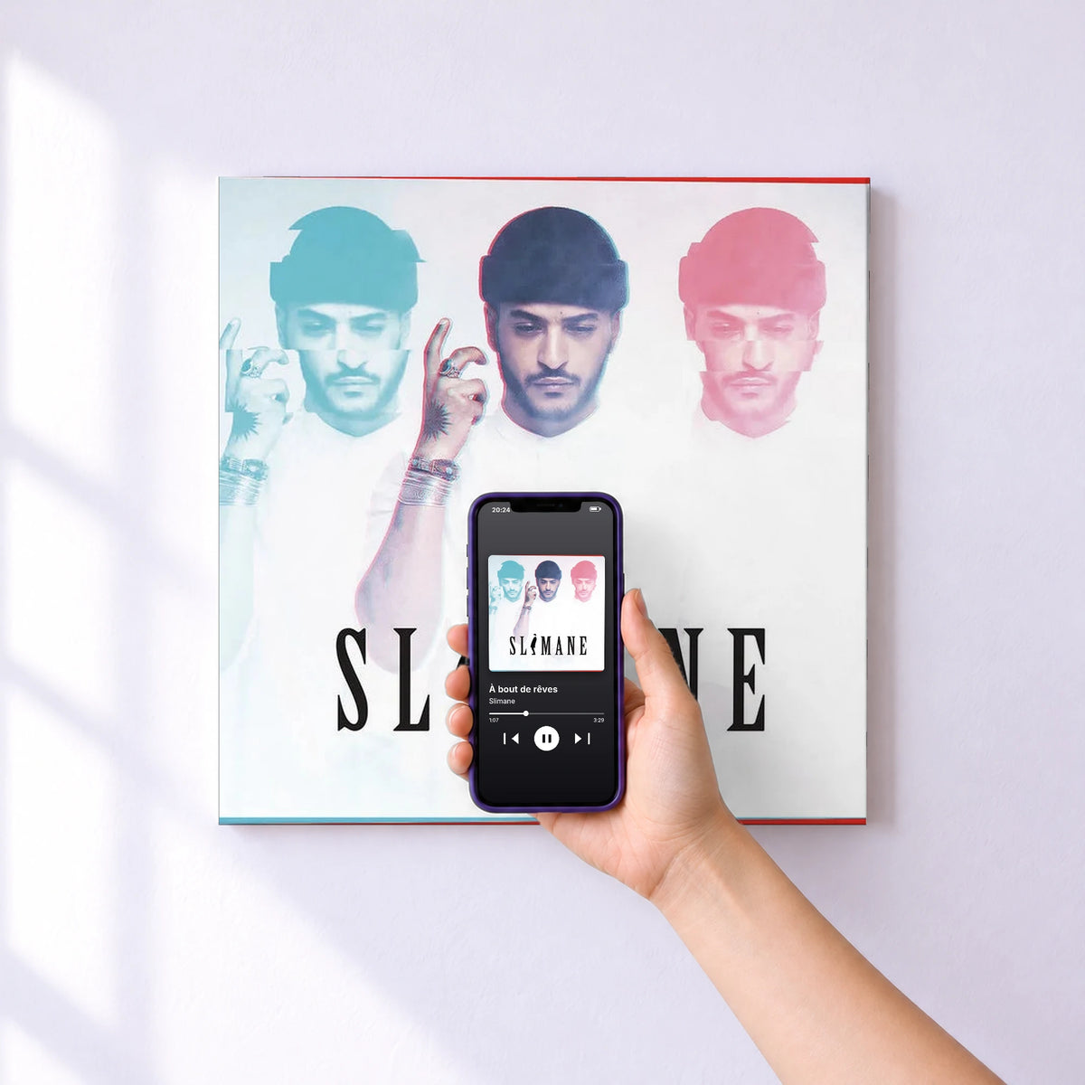Affiche connectée À bout de rêves de Slimane au mur : l'album se lance en approchant le téléphone