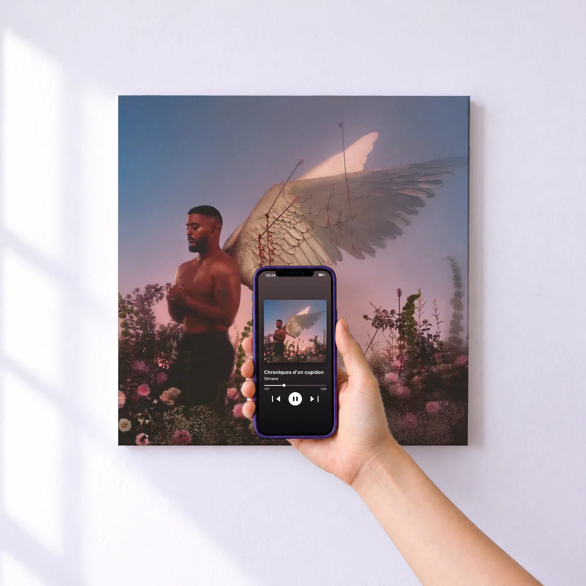 Affiche connectée Chroniques d’un cupidon de Slimane au mur : l'album se lance en approchant le téléphone