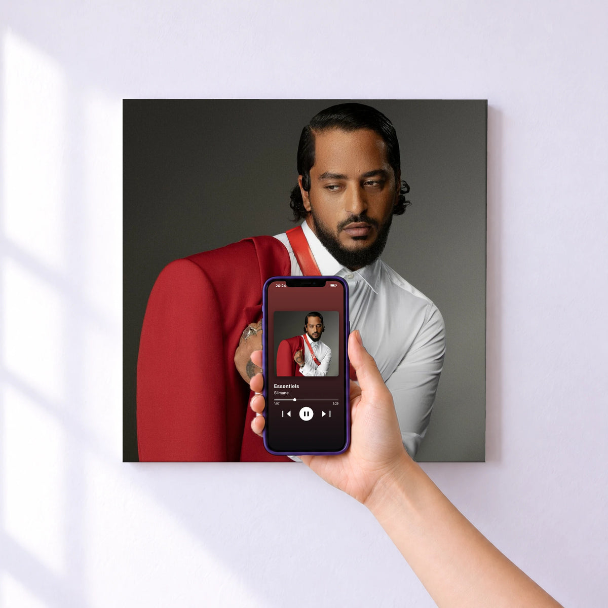 Affiche connectée Essentiels de Slimane au mur : l'album se lance en approchant le téléphone