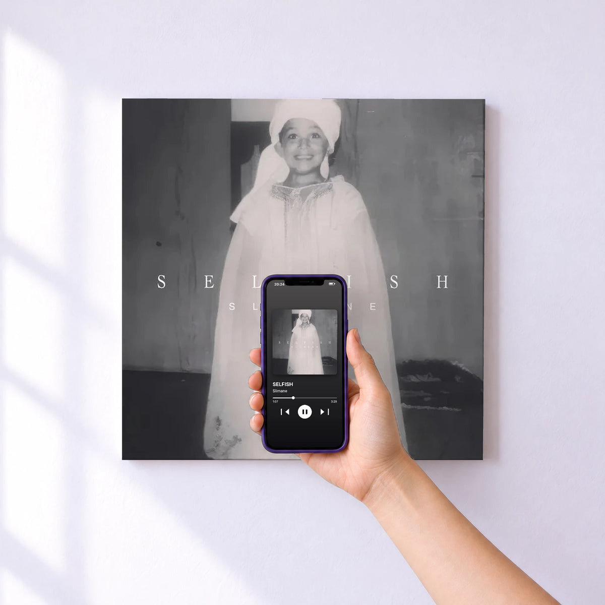 Affiche connectée SELFISH de Slimane au mur : l'album se lance en approchant le téléphone