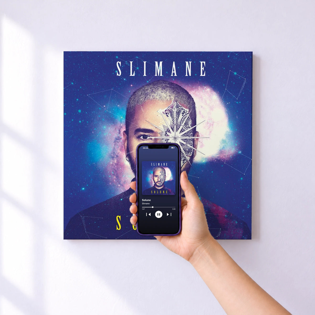 Affiche connectée Solune de Slimane au mur : l'album se lance en approchant le téléphone