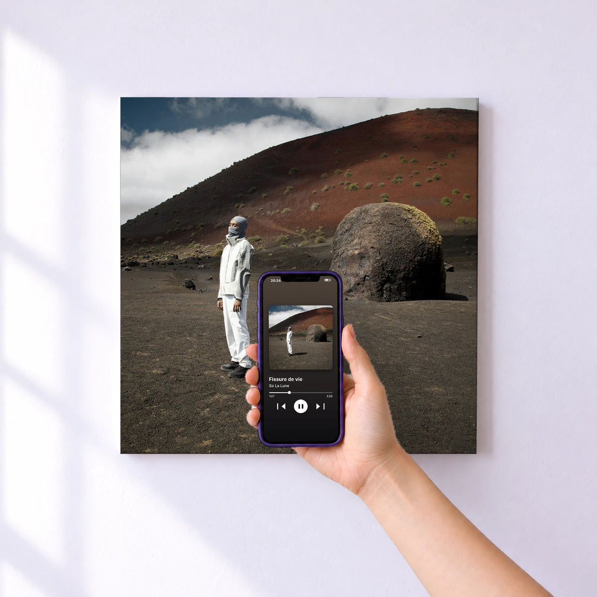 Affiche connectée Fissure de vie de So La Lune au mur : l'album se lance en approchant le téléphone