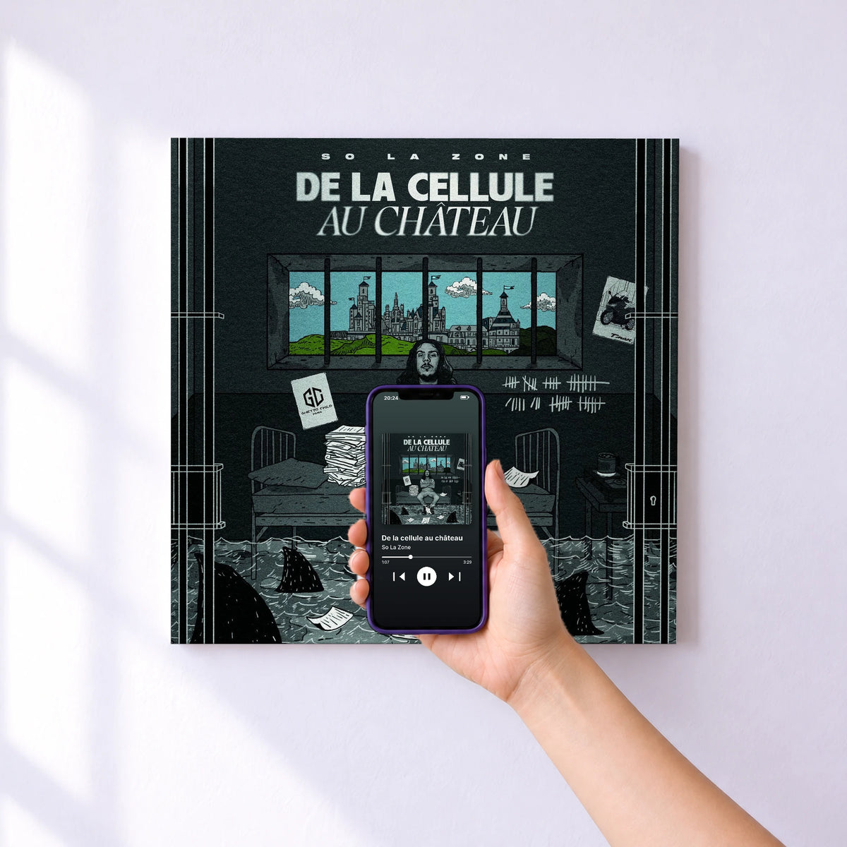 Affiche connectée De la cellule au château de So La Zone au mur : l'album se lance en approchant le téléphone