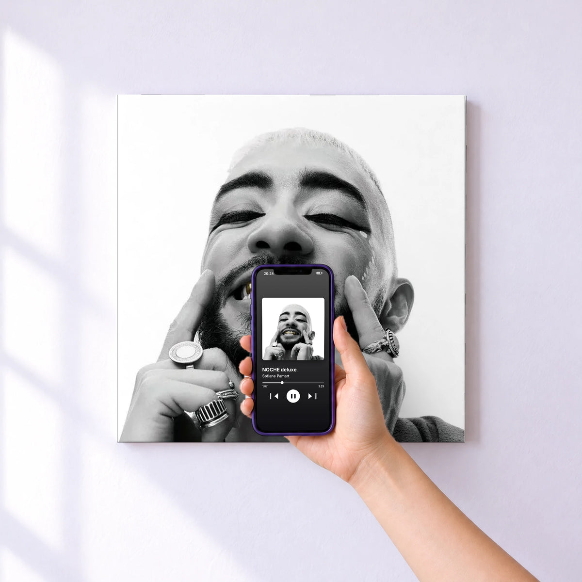 Affiche connectée NOCHE deluxe de Sofiane Pamart au mur : l'album se lance en approchant le téléphone