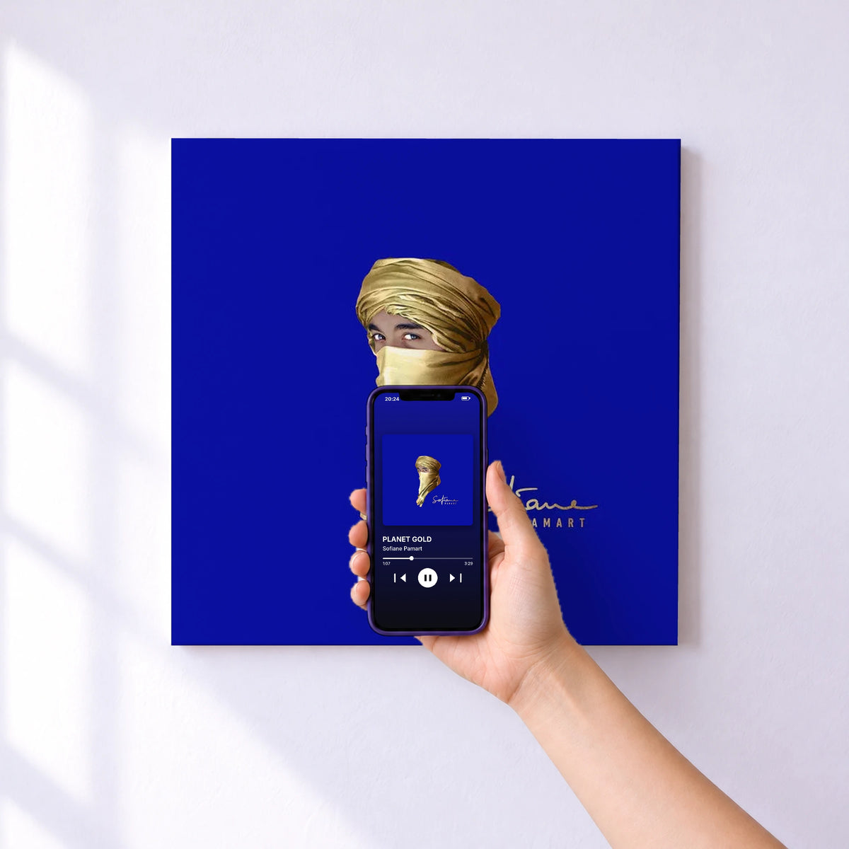 Affiche connectée PLANET GOLD de Sofiane Pamart au mur : l'album se lance en approchant le téléphone