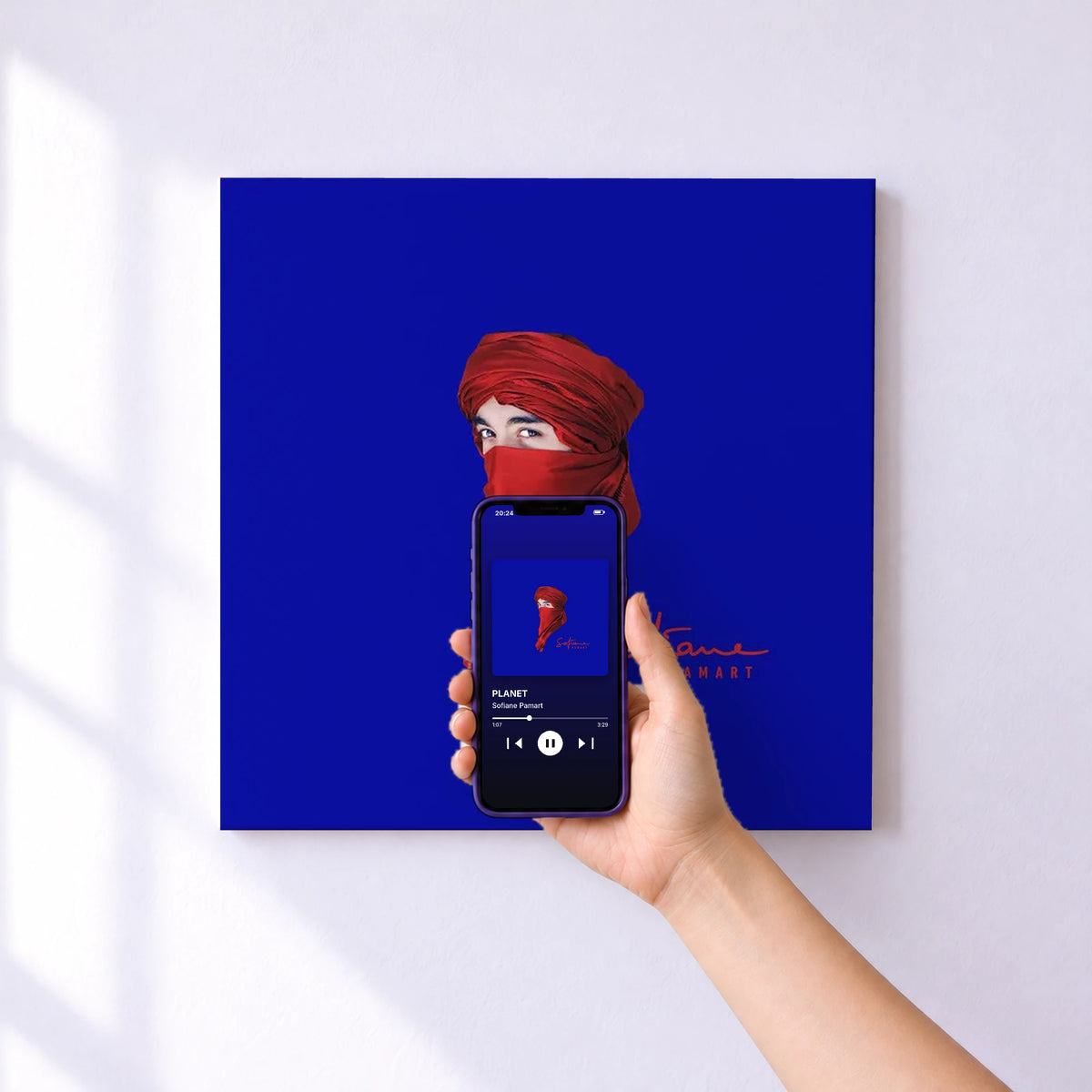 Affiche connectée PLANET de Sofiane Pamart au mur : l'album se lance en approchant le téléphone