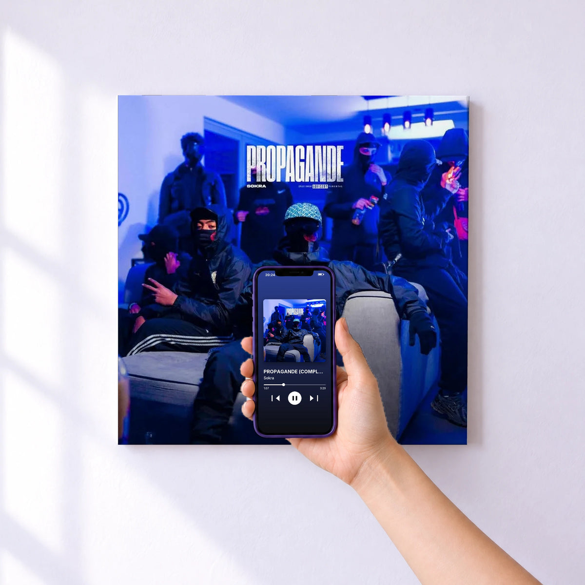 Affiche connectée PROPAGANDE (COMPLET) de Sokra au mur : l'album se lance en approchant le téléphone