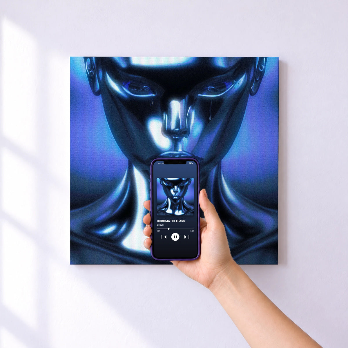 Affiche connectée CHROMATIC TEARS de Sokuu au mur : l'album se lance en approchant le téléphone