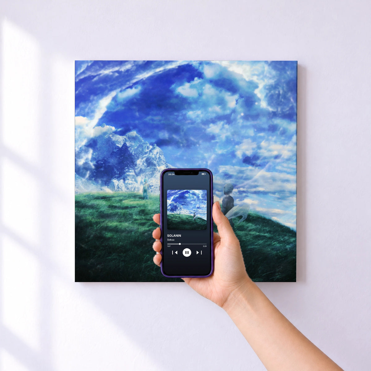 Affiche connectée SOLANIN de Sokuu au mur : l'album se lance en approchant le téléphone