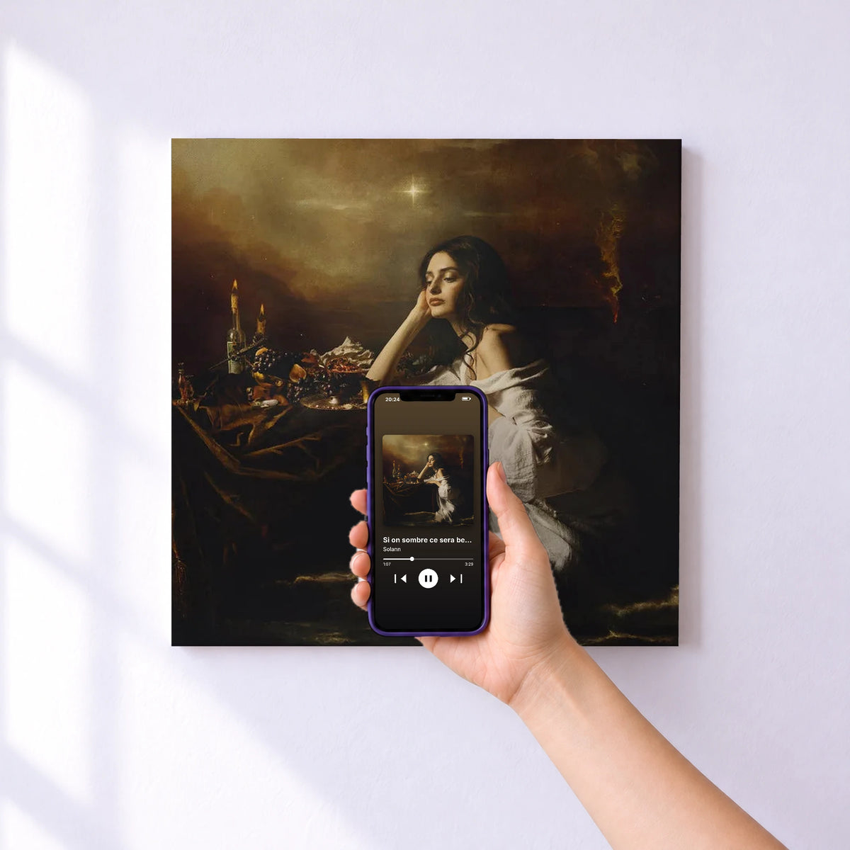 Affiche connectée Si on sombre ce sera beau de Solann au mur : l'album se lance en approchant le téléphone
