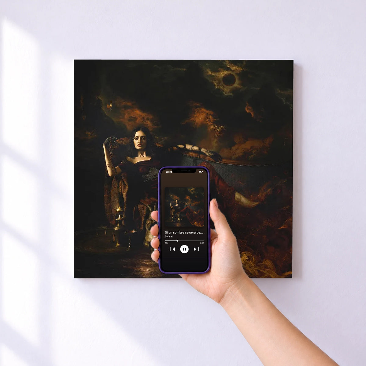 Affiche connectée Si on sombre ce sera beau (promis) de Solann au mur : l'album se lance en approchant le téléphone