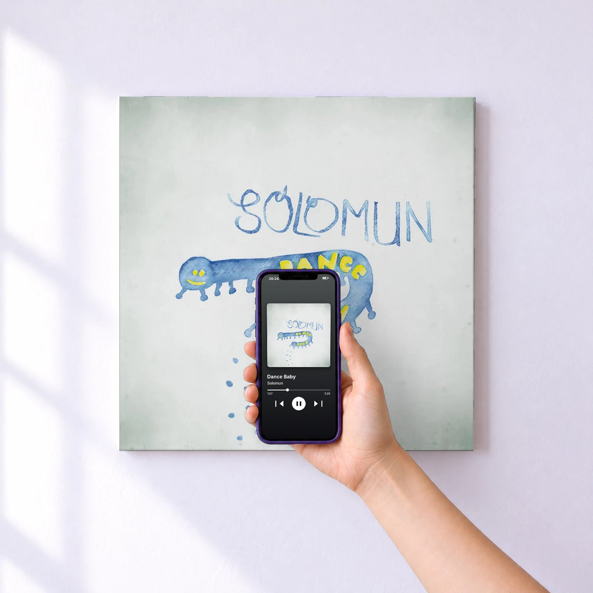 Affiche connectée Dance Baby de Solomun au mur : l'album se lance en approchant le téléphone