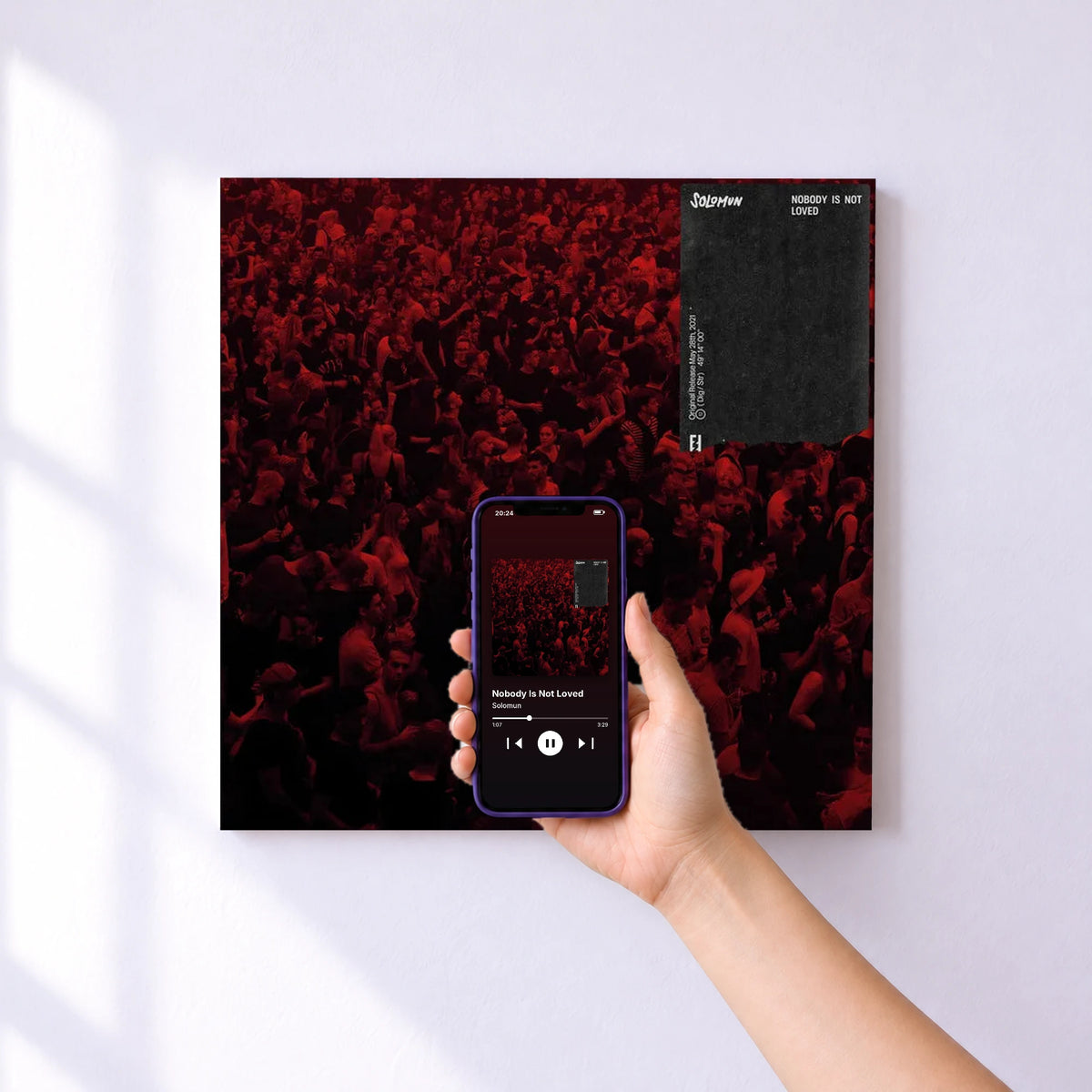 Affiche connectée Nobody Is Not Loved de Solomun au mur : l'album se lance en approchant le téléphone