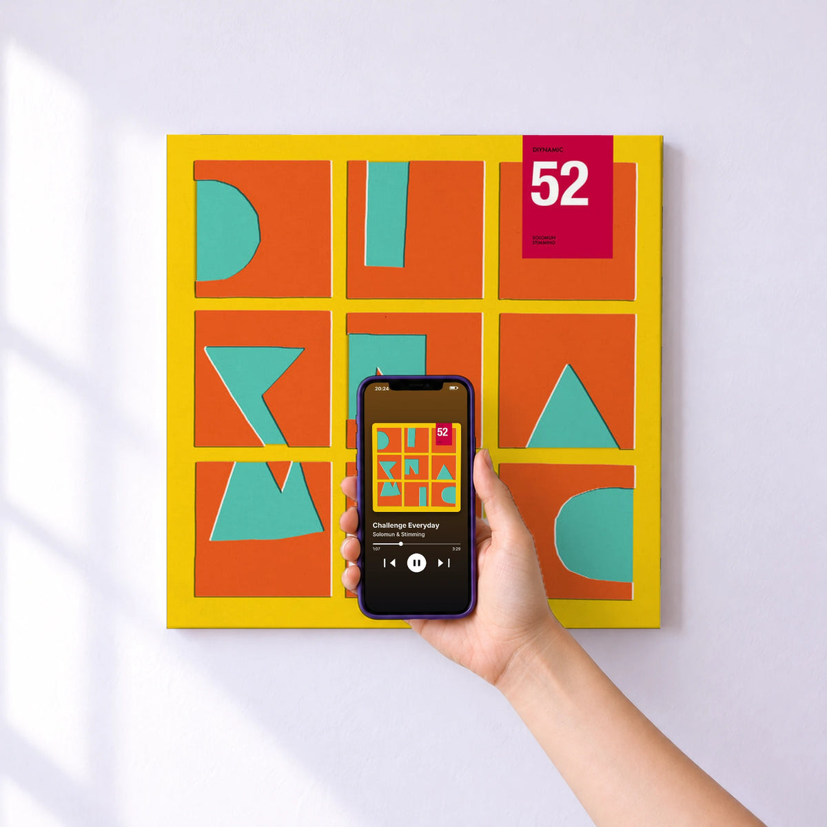Affiche connectée Challenge Everyday de Solomun & Stimming au mur : l'album se lance en approchant le téléphone