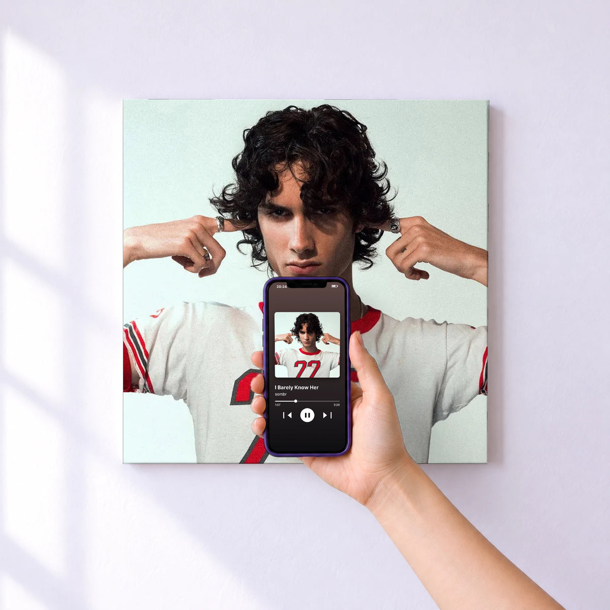 Affiche connectée I Barely Know Her de sombr au mur : l'album se lance en approchant le téléphone