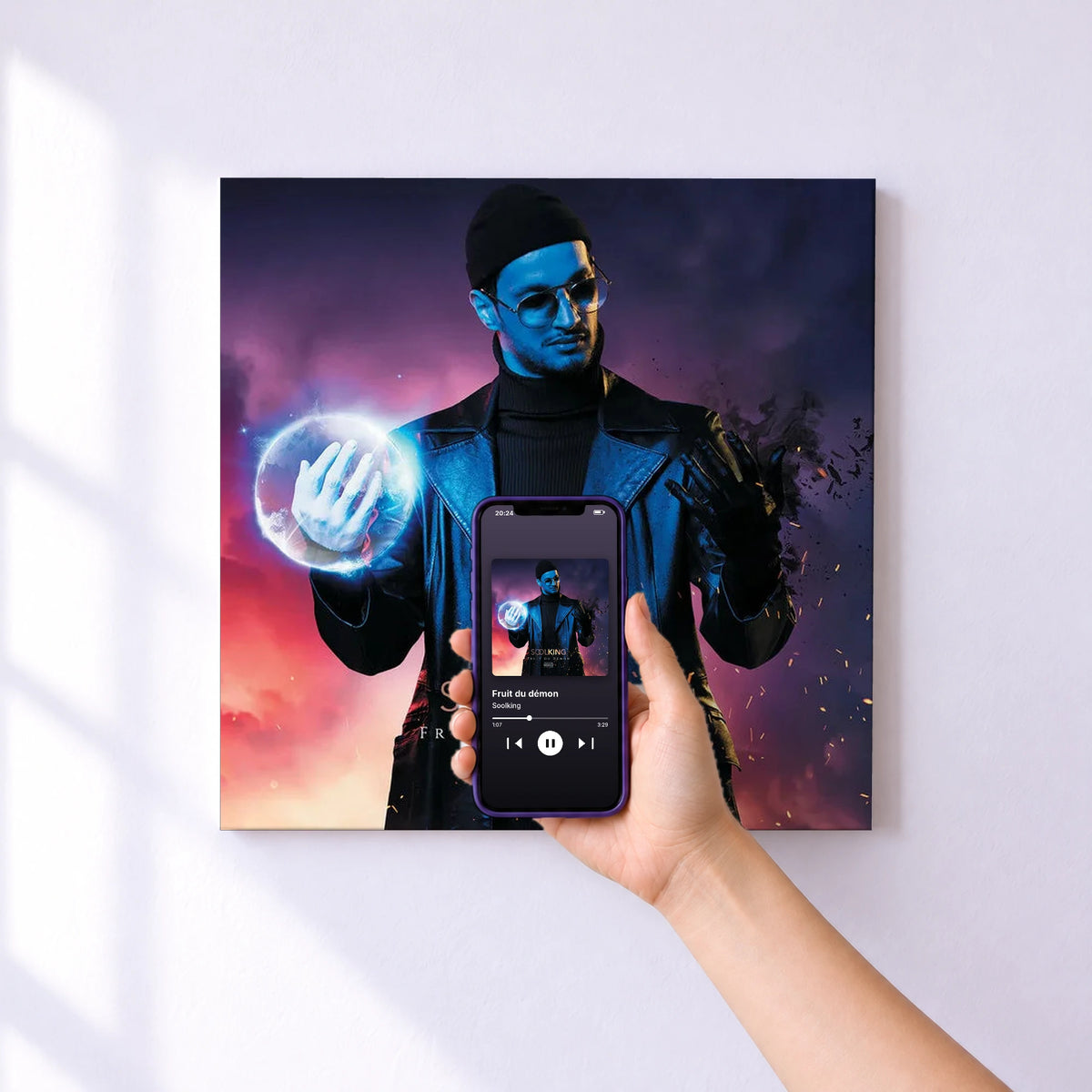Affiche connectée Fruit du démon de Soolking au mur : l'album se lance en approchant le téléphone