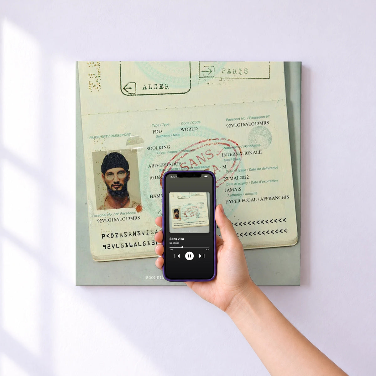 Affiche connectée Sans visa de Soolking au mur : l'album se lance en approchant le téléphone