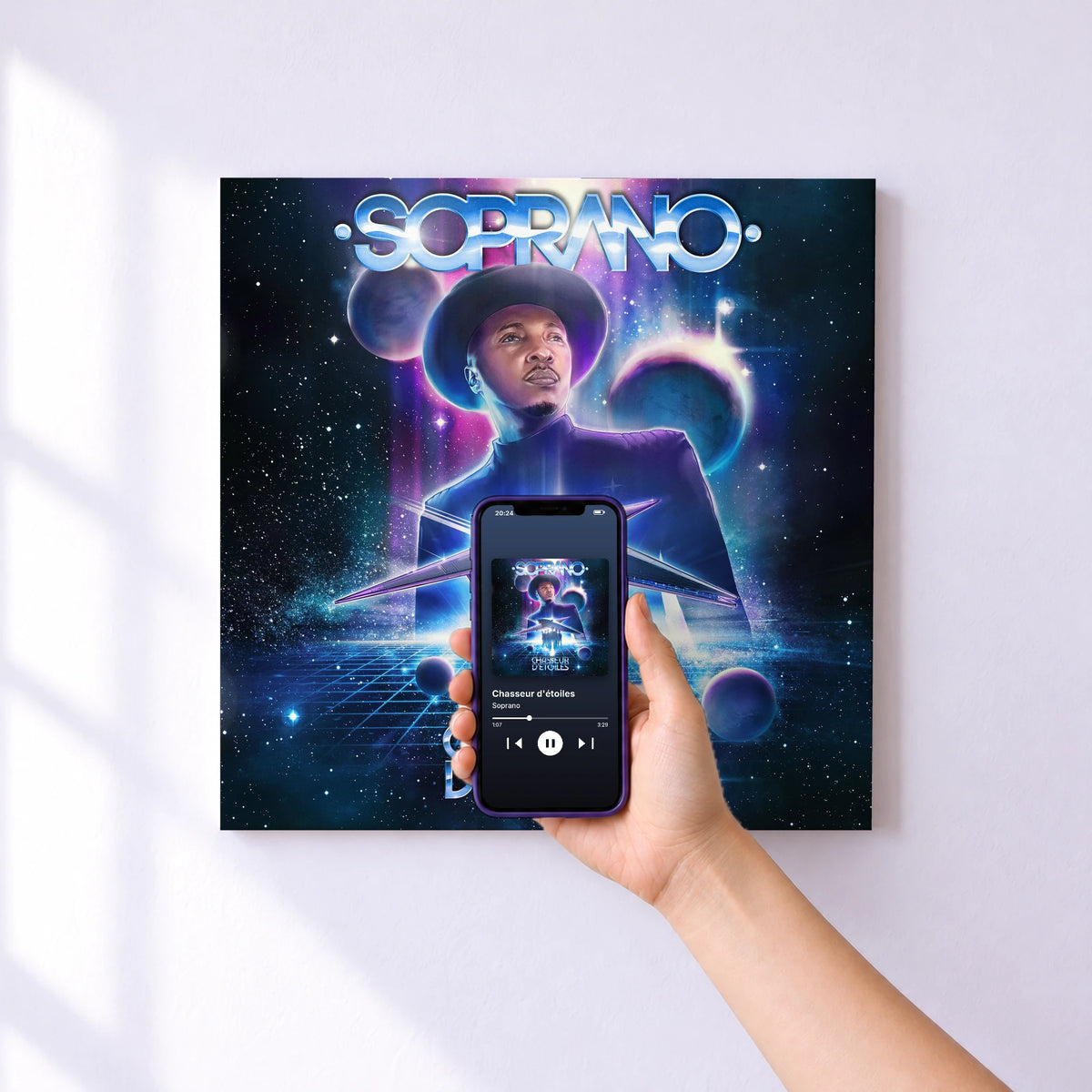 Affiche connectée Chasseur d'étoiles de Soprano au mur : l'album se lance en approchant le téléphone