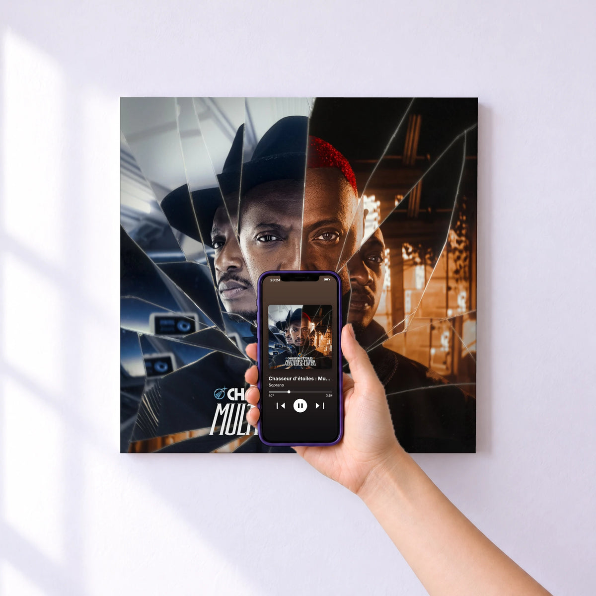 Affiche connectée Chasseur d'étoiles : Multiverse Edition de Soprano au mur : l'album se lance en approchant le téléphone