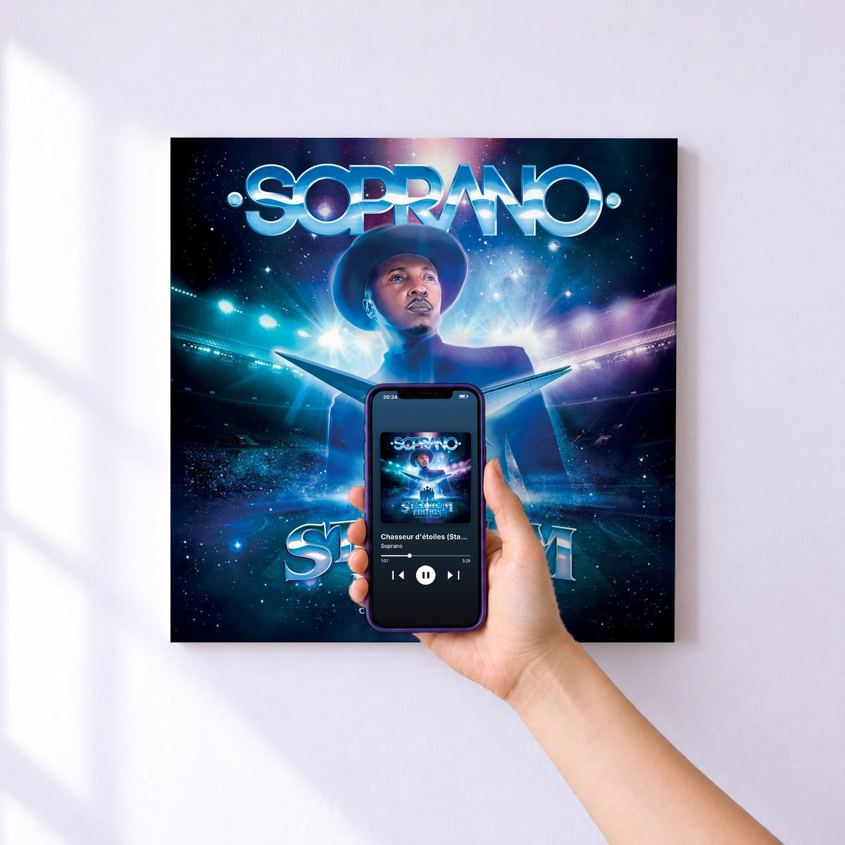 Affiche connectée Chasseur d'étoiles (Stadium Edition) de Soprano au mur : l'album se lance en approchant le téléphone