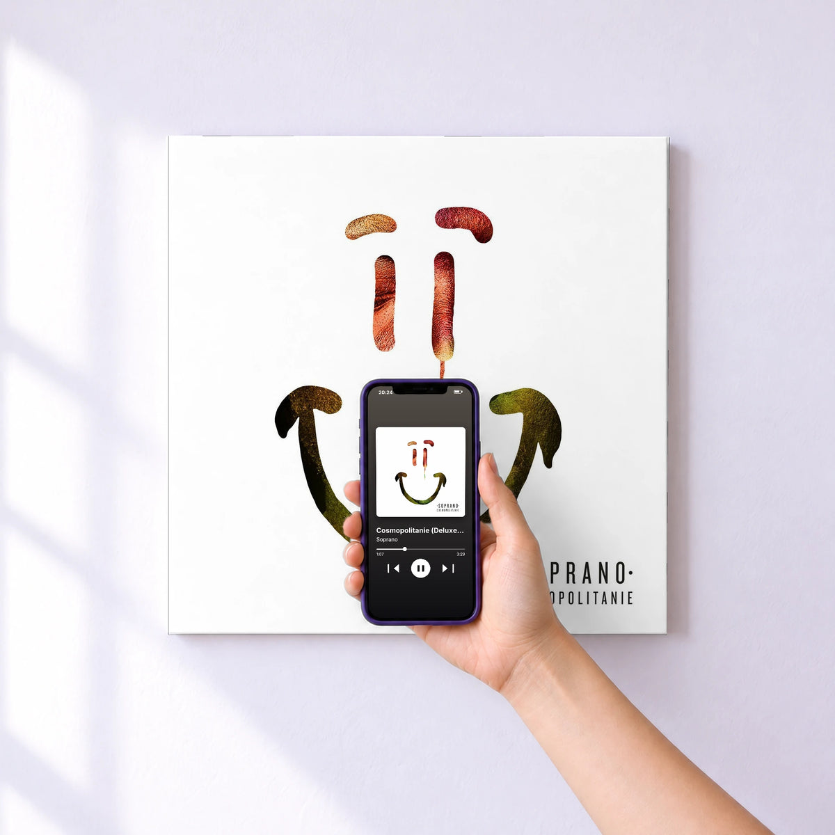 Affiche connectée Cosmopolitanie (Deluxe Edition) de Soprano au mur : l'album se lance en approchant le téléphone