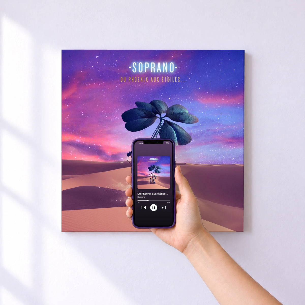 Affiche connectée Du Phoenix aux étoiles... de Soprano au mur : l'album se lance en approchant le téléphone