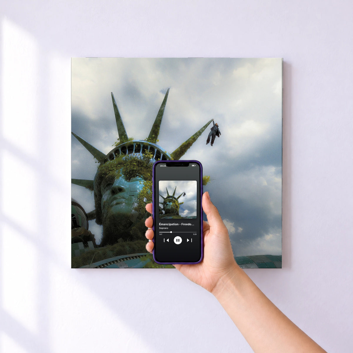 Affiche connectée Émancipation - Freedom Pt. II de Soprano au mur : l'album se lance en approchant le téléphone