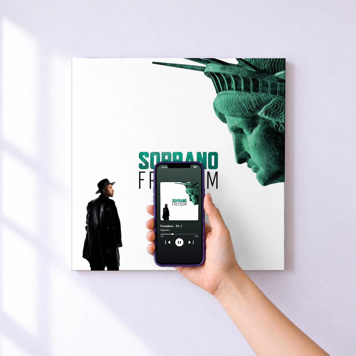 Affiche connectée Freedom - Pt. I de Soprano au mur : l'album se lance en approchant le téléphone