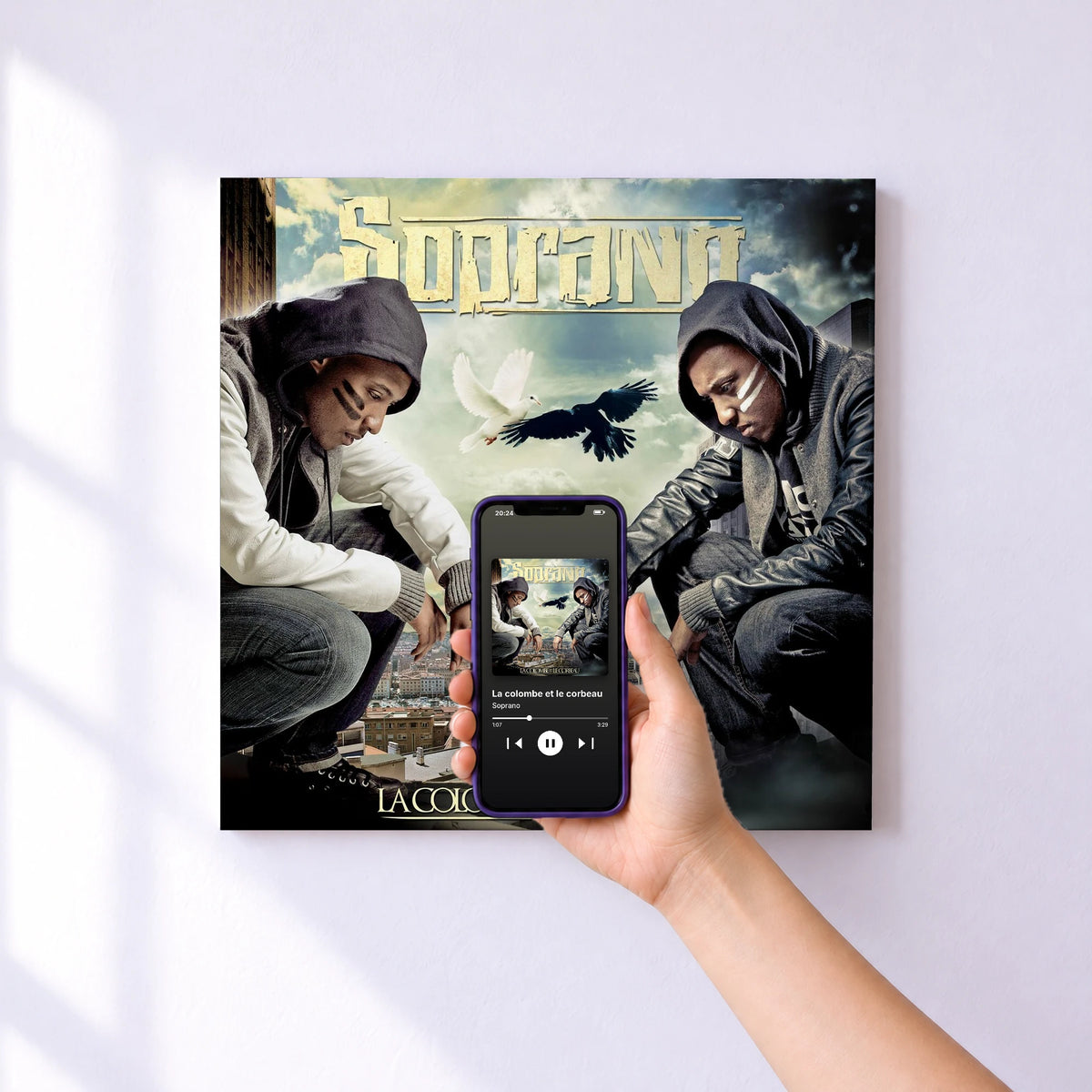 Affiche connectée La colombe et le corbeau de Soprano au mur : l'album se lance en approchant le téléphone