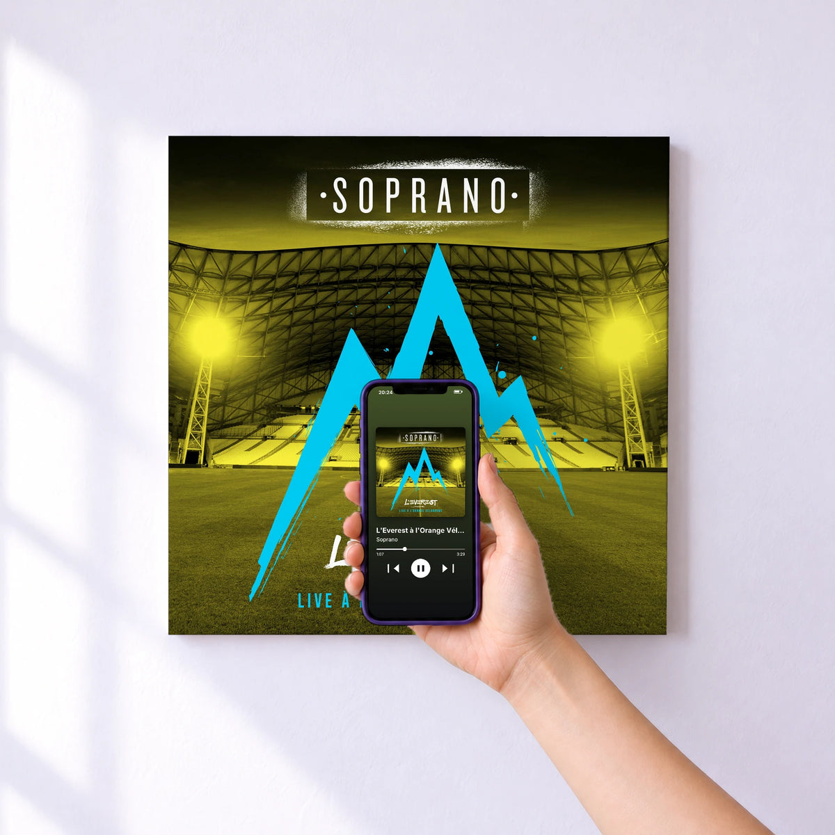 Affiche connectée L'Everest à l'Orange Vélodrome (Live) de Soprano au mur : l'album se lance en approchant le téléphone