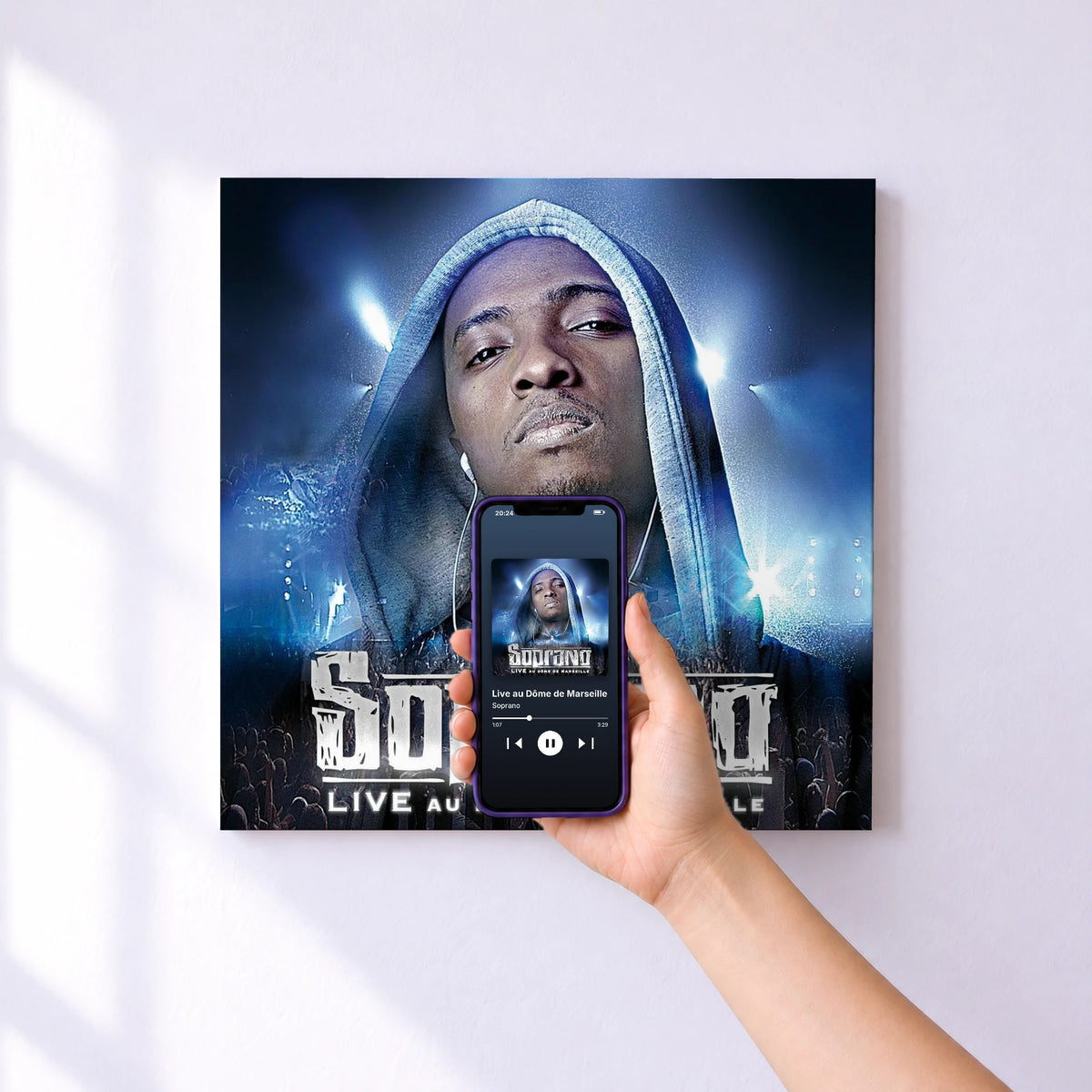 Affiche connectée Live au Dôme de Marseille de Soprano au mur : l'album se lance en approchant le téléphone