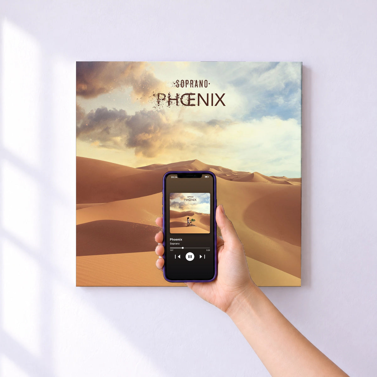 Affiche connectée Phoenix de Soprano au mur : l'album se lance en approchant le téléphone