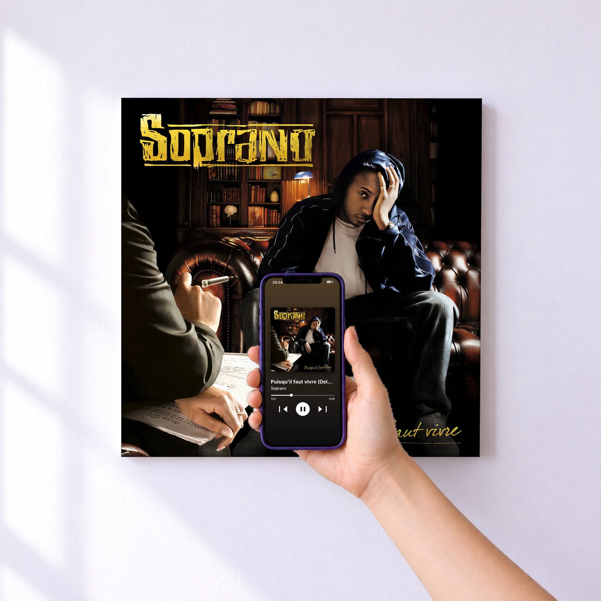 Affiche connectée Puisqu'il faut vivre (Deluxe Edition) de Soprano au mur : l'album se lance en approchant le téléphone