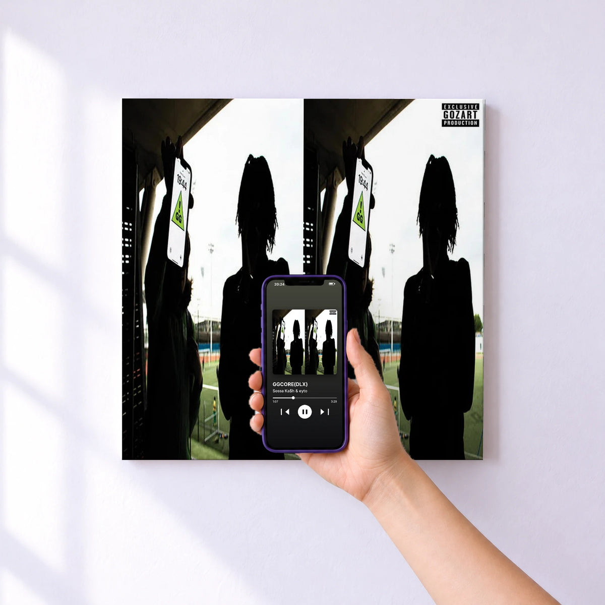 Affiche connectée GGCORE(DLX) de Sossa Ka$h & eyto au mur : l'album se lance en approchant le téléphone