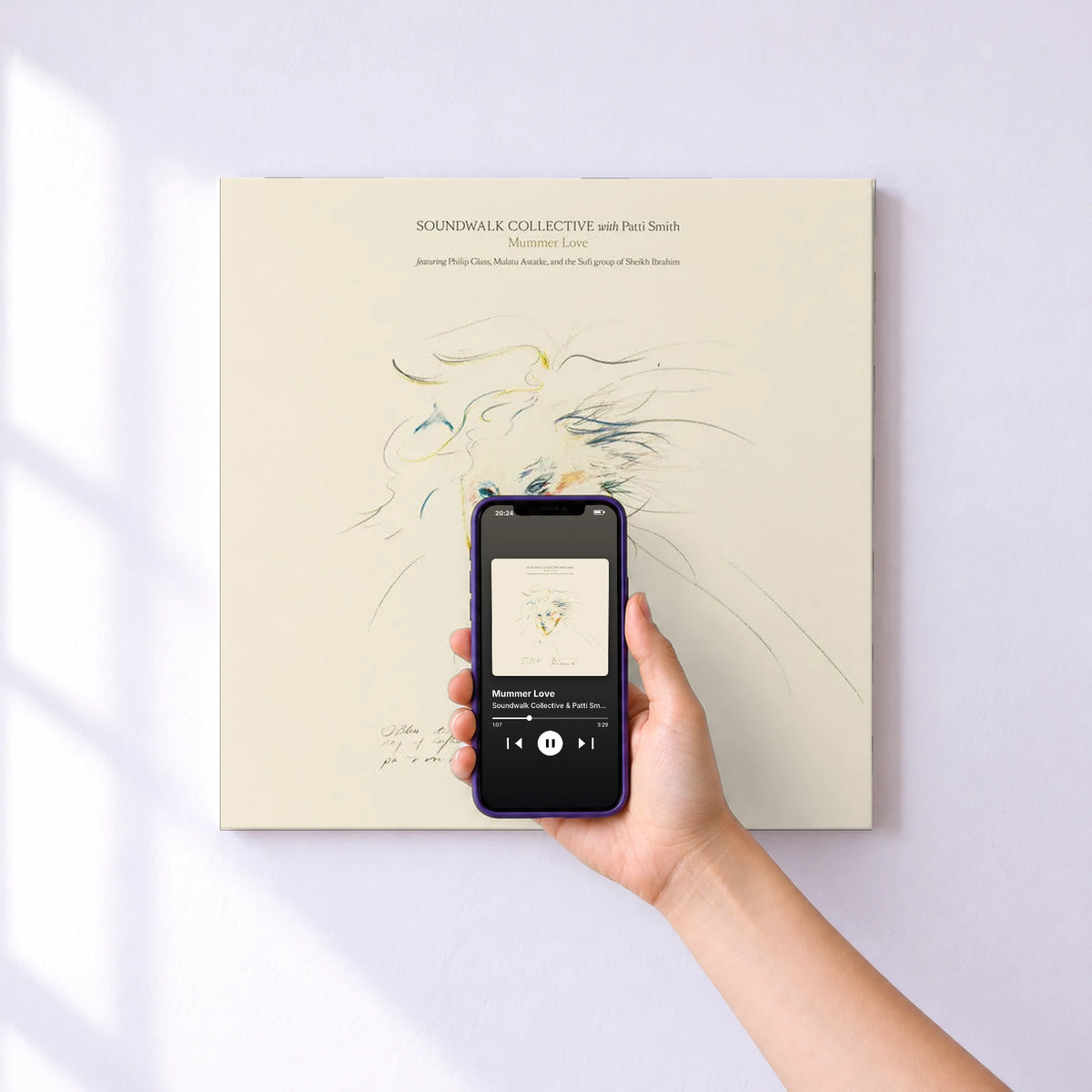 Affiche connectée Mummer Love de Soundwalk Collective & Patti Smith au mur : l'album se lance en approchant le téléphone
