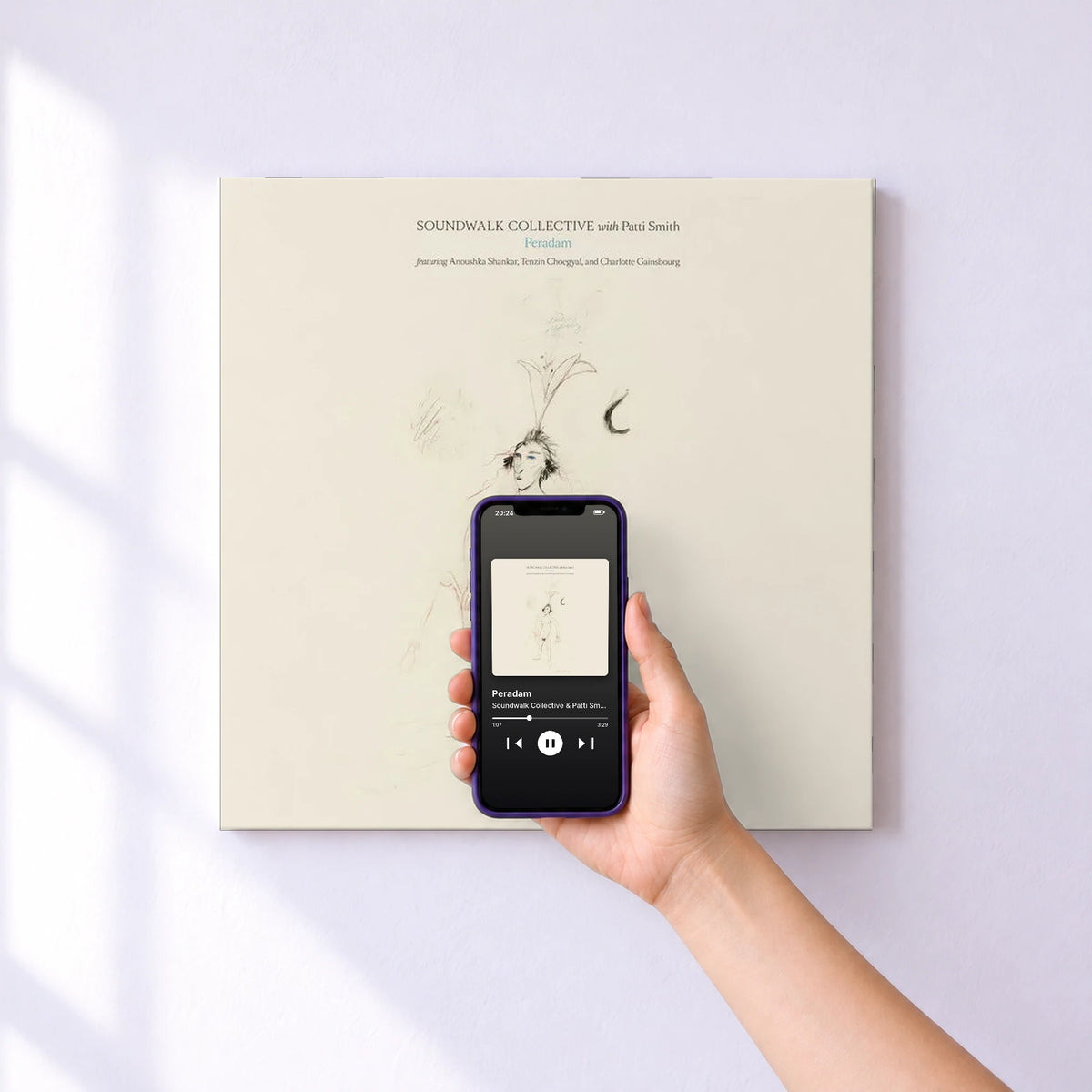 Affiche connectée Peradam de Soundwalk Collective & Patti Smith au mur : l'album se lance en approchant le téléphone