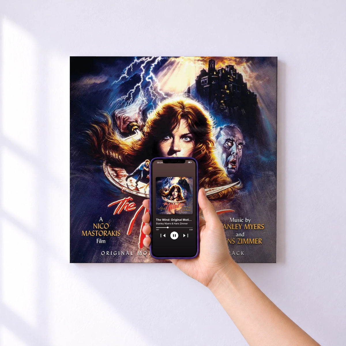 Affiche connectée The Wind: Original Motion Picture Soundtrack de Stanley Myers & Hans Zimmer au mur : l'album se lance en approchant le téléphone