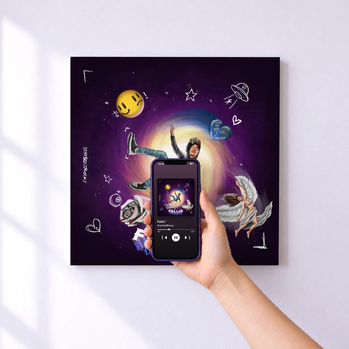 Affiche connectée Fallin' de StaySolidRocky au mur : l'album se lance en approchant le téléphone