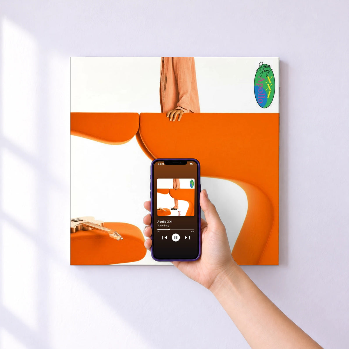 Affiche connectée Apollo XXI de Steve Lacy au mur : l'album se lance en approchant le téléphone
